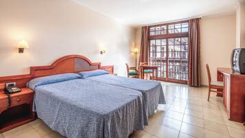 Een bureau, gratis wifi, beddengoed