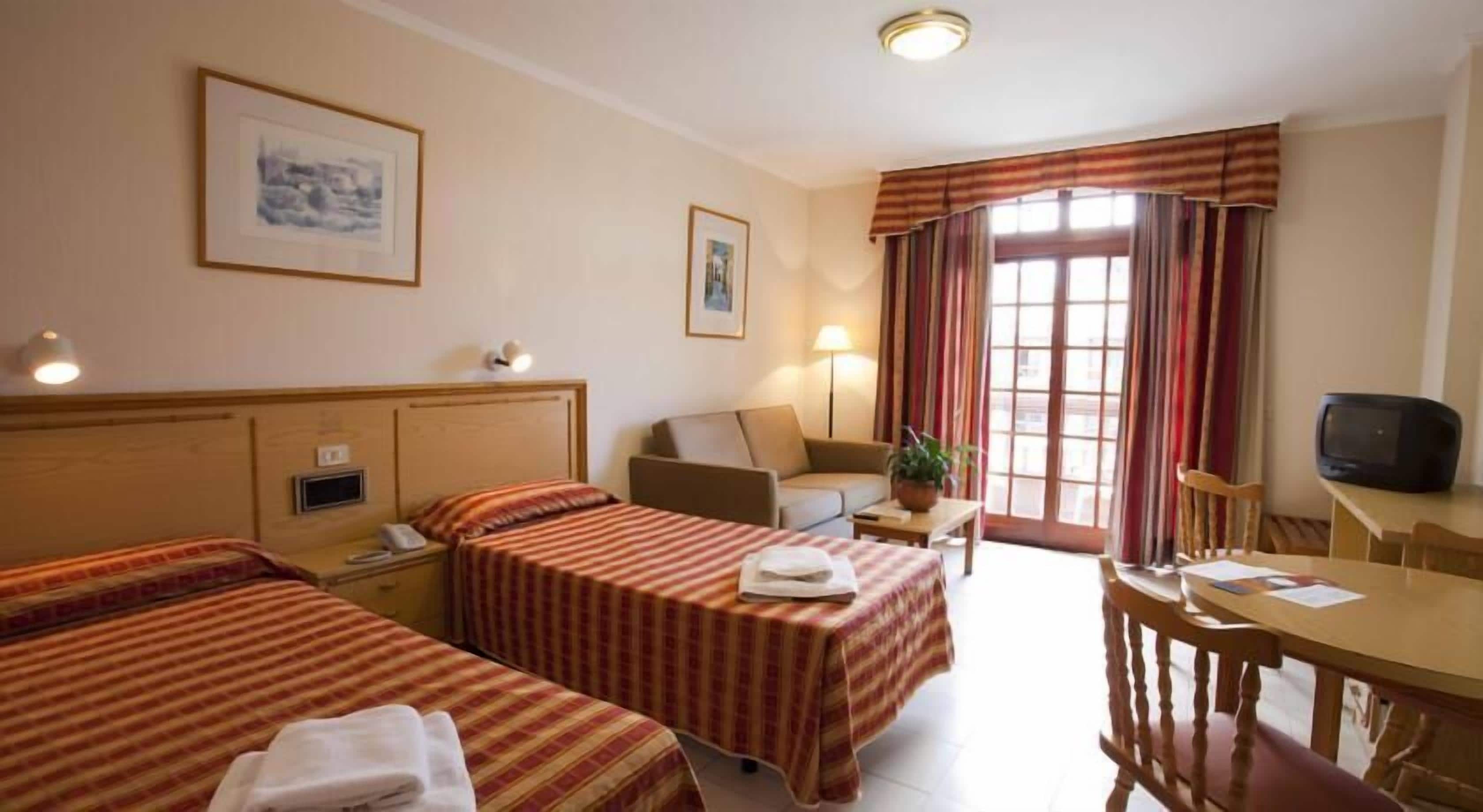 Escritorio, wifi gratis, ropa de cama