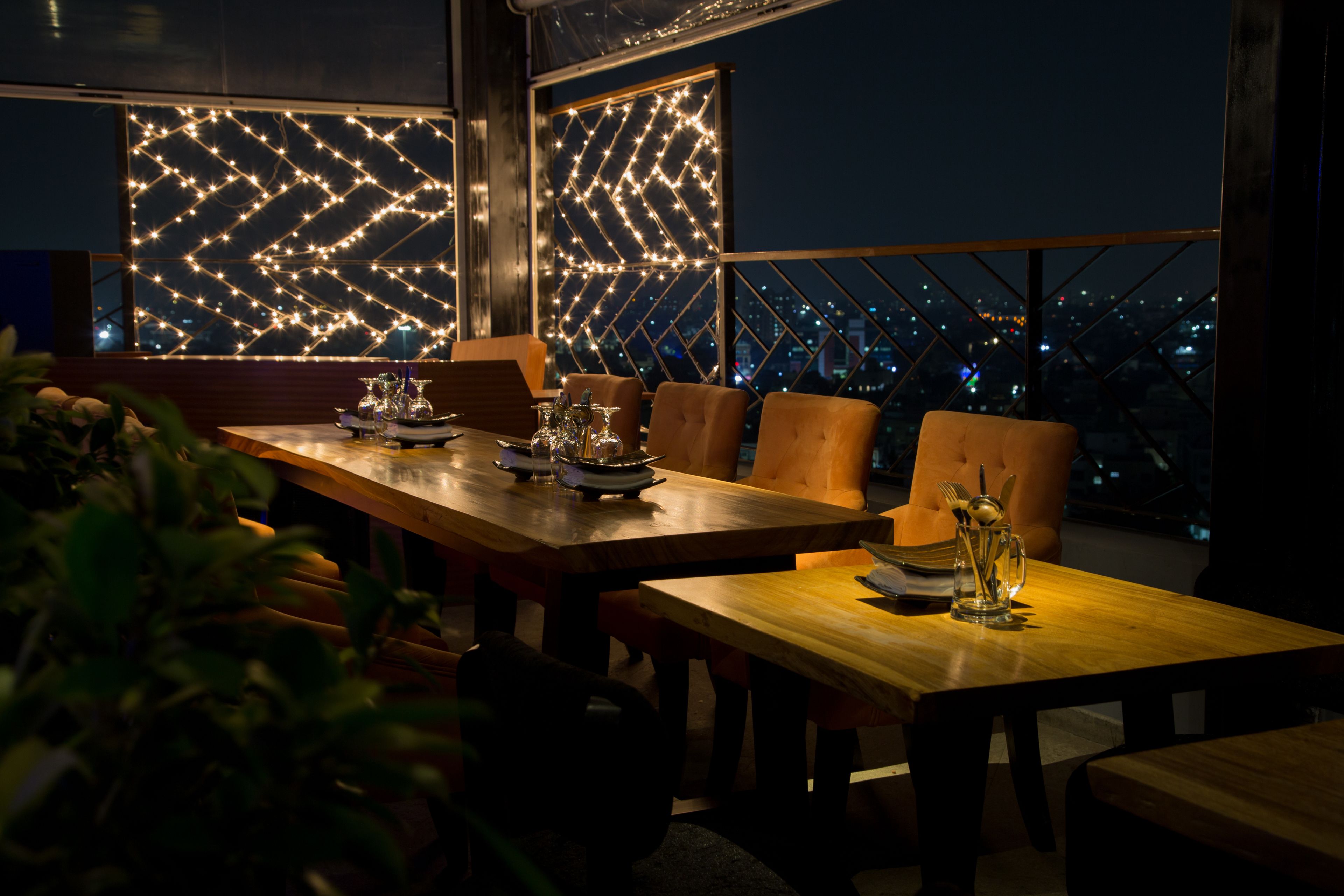 4 restaurants, breakfast, lunch, dinner served; international cuisine