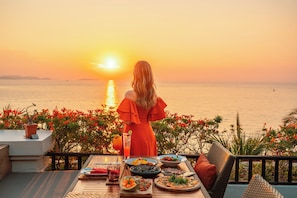 2 restaurantes; se sirve desayuno, almuerzo y cena; cocina tailandesa