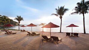 Playa privada, playa de arena blanca, camastros y sombrillas 