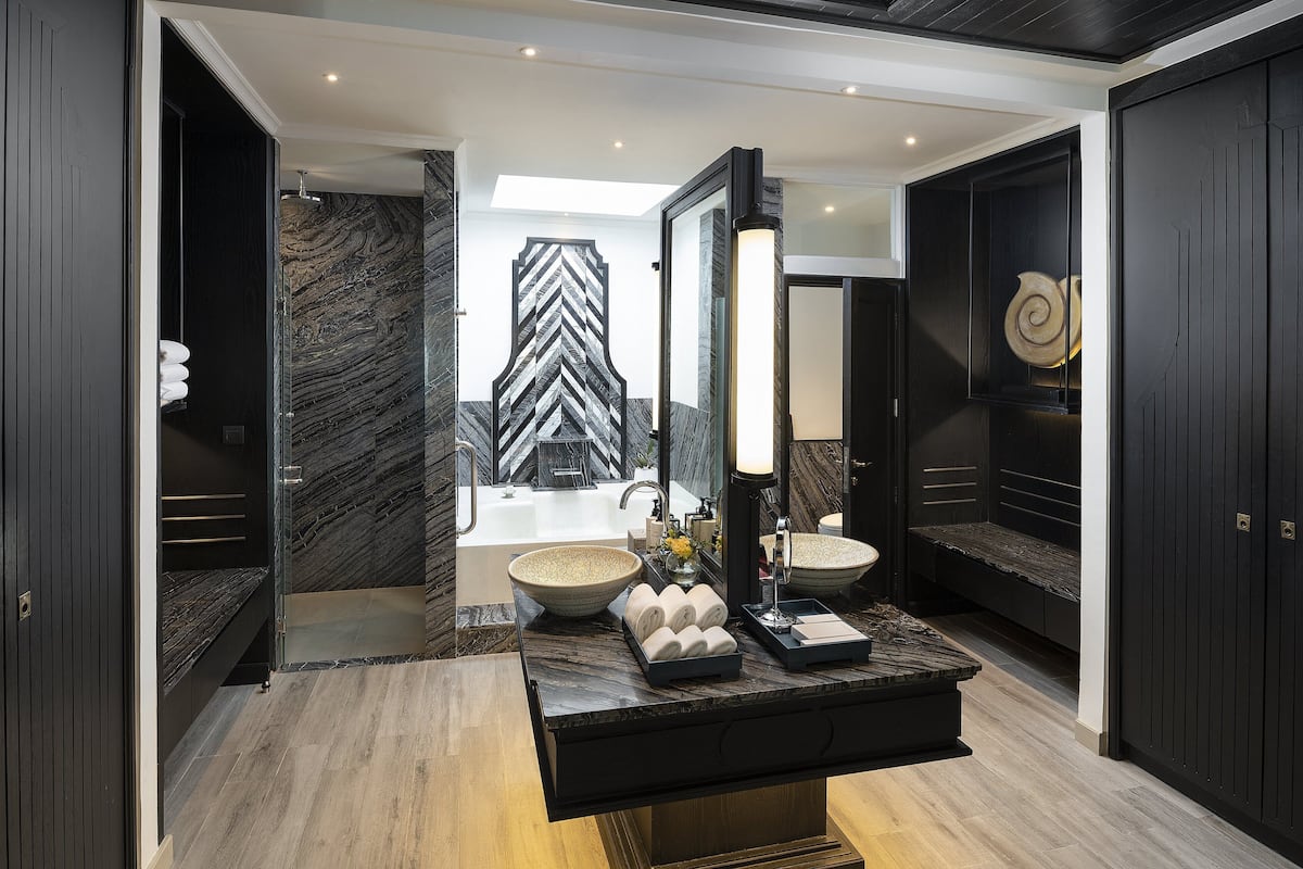 separate bathtub and shower, rainfall showerhead, free toiletries