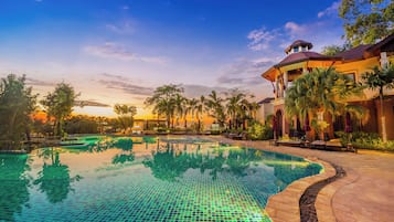 3 outdoor pools, pool umbrellas, sun loungers