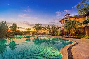 3 piscines extérieures, parasols de plage, chaises longues