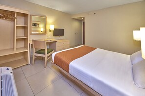 Standardrum - 1 queensize-säng | Skrivbord, strykjärn/strykbräda, gratis wi-fi och sängkläder