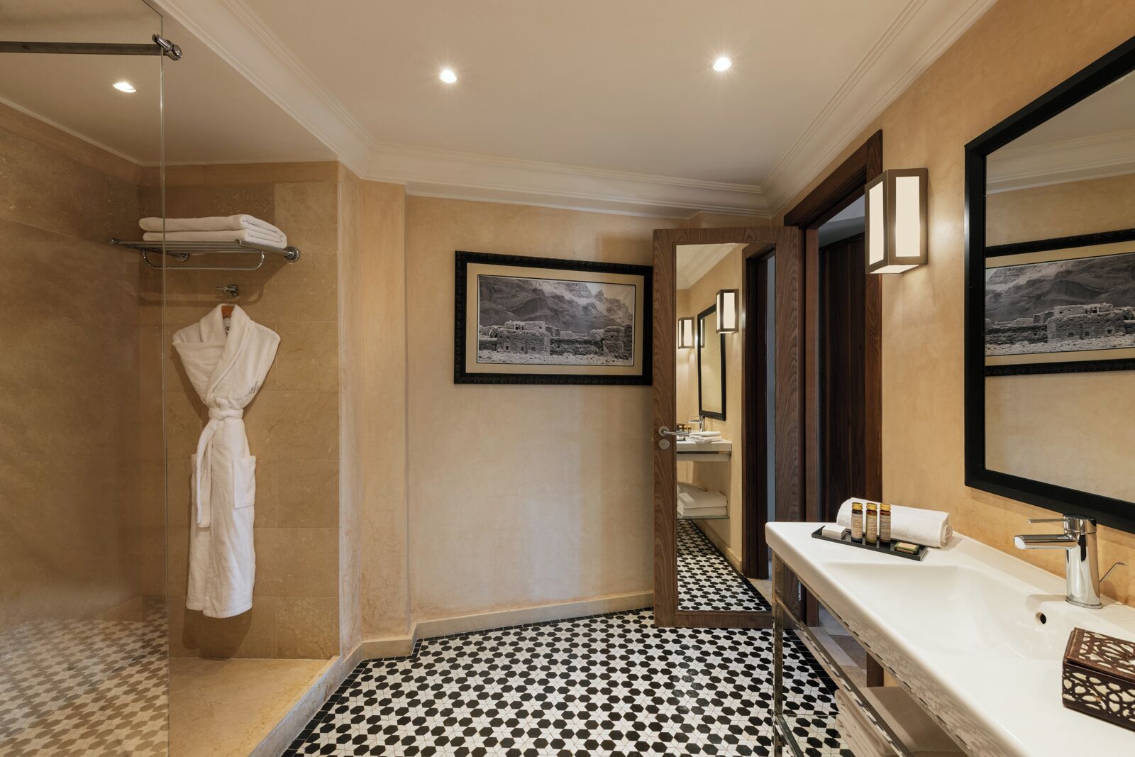 deluxe room | bathroom | combined shower/bathtub, free toiletries, hair dryer, bathrobes