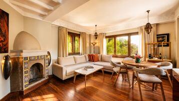 Deluxe Suite | Living area | TV
