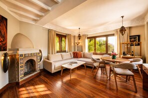 Deluxe Suite | Living area | TV - Hivernage Hotel And Spa (Marrakech)