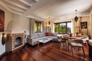 Deluxe Suite | Living area | TV - Hivernage Hotel And Spa (Marrakech)