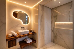 Deluxe Suite | Bathroom | Combined shower/bathtub, free toiletries, hair dryer, bathrobes