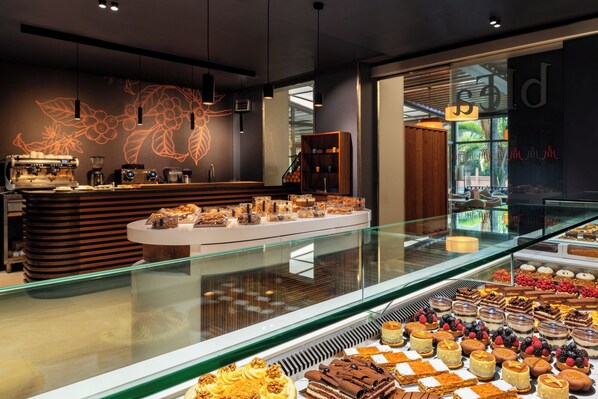 S'hi serveixen esmorzars, dinars i sopars