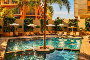 Outdoor pool, pool umbrellas, sun loungers - Hivernage Hotel And Spa (Marrakech)