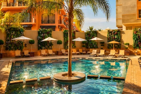 Outdoor pool, pool umbrellas, sun loungers. Hivernage Hotel And Spa
