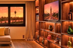 Suite – deluxe | Oppholdsområde | TV