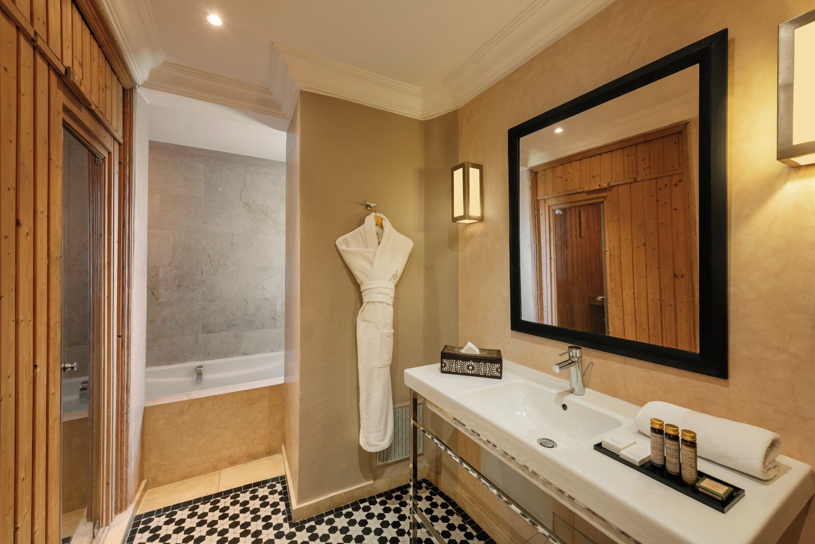 deluxe suite | bathroom | combined shower/bathtub, free toiletries, hair dryer, bathrobes