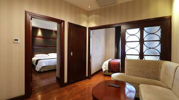 Family Suite | Minibar, in-room safe, desk, blackout drapes