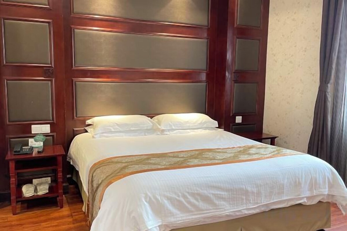 Minibar, in-room safe, desk, blackout curtains