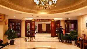A lobby with a chandelier, a reception desk, and a sign reading "Seven King Club". - Seventh Heaven Hotel (Shanghai)