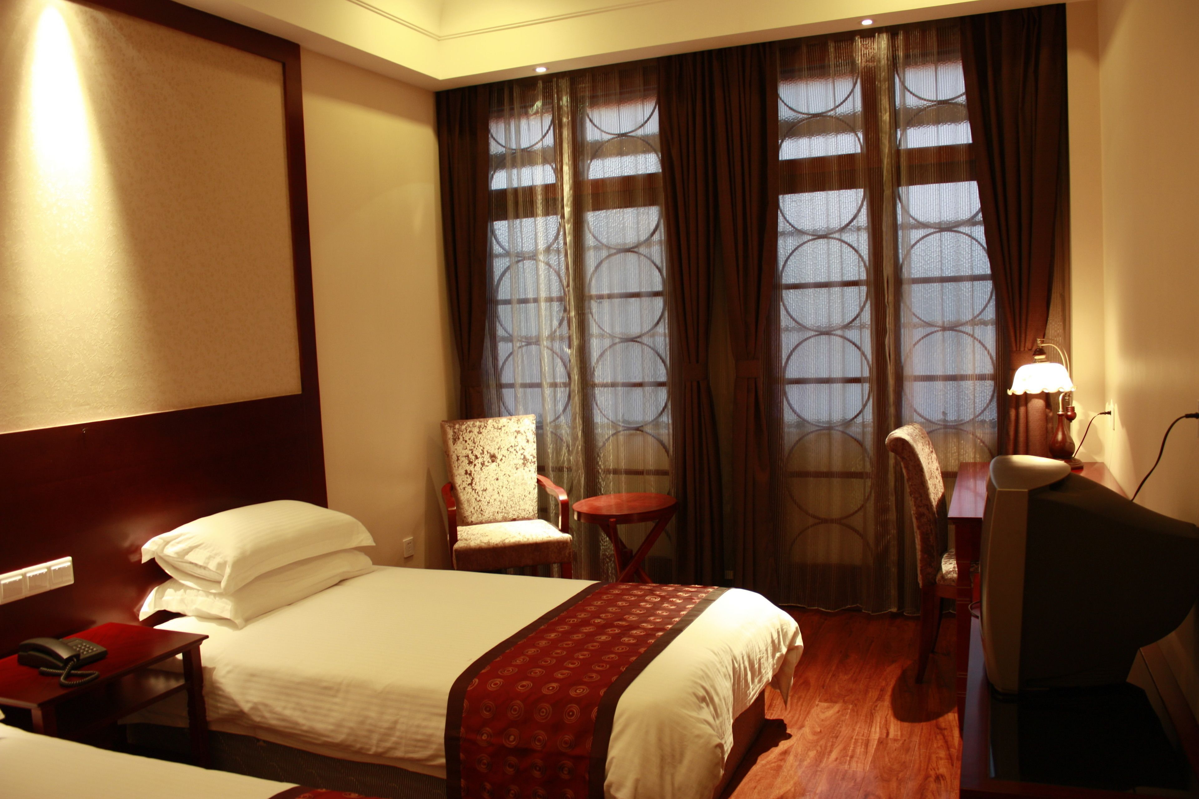 Bar mini, peti besi dalam bilik, meja, langsir/tirai gelap terus 