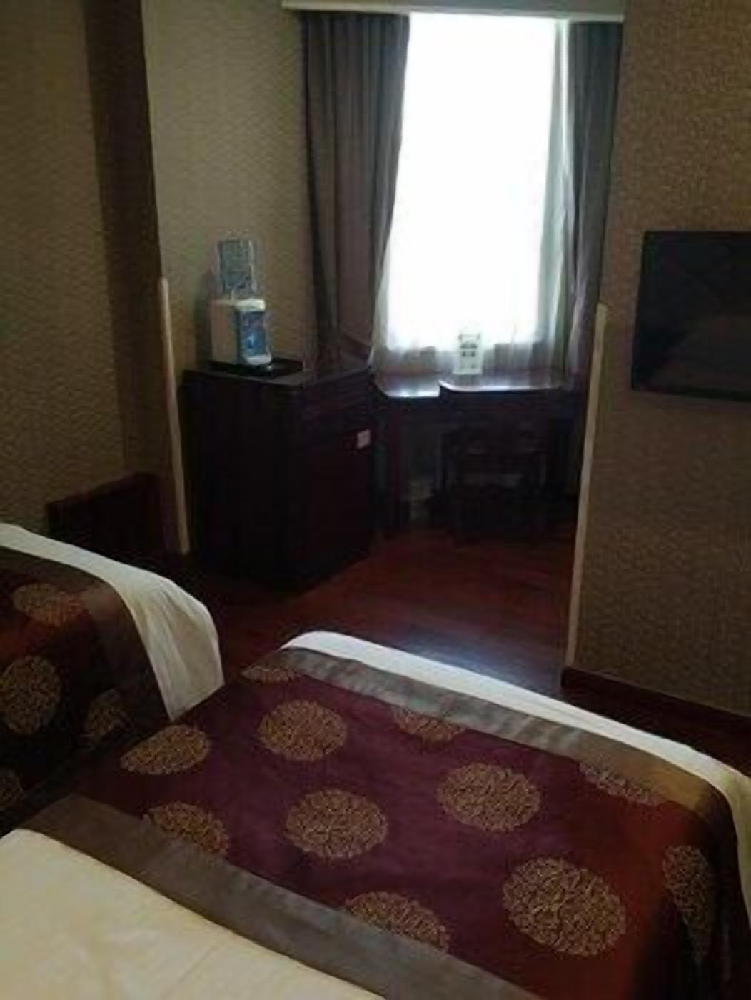 Bar mini, peti besi dalam bilik, meja, langsir/tirai gelap terus 