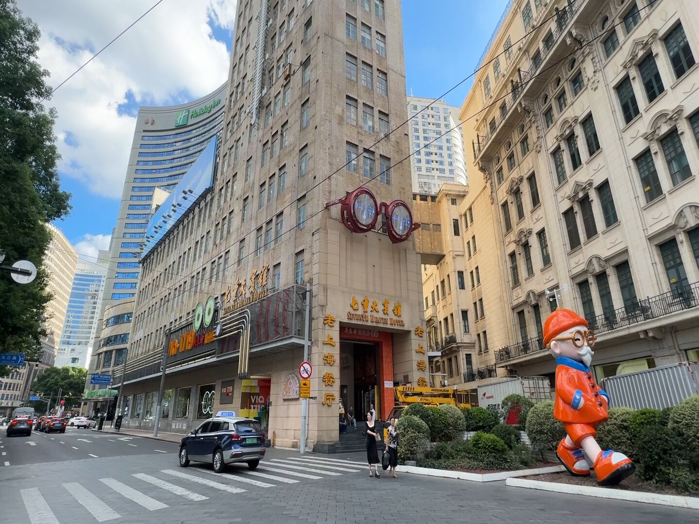 Un hôtel doté d’une façade moderne, de plusieurs étages et d’une entrée imposante.