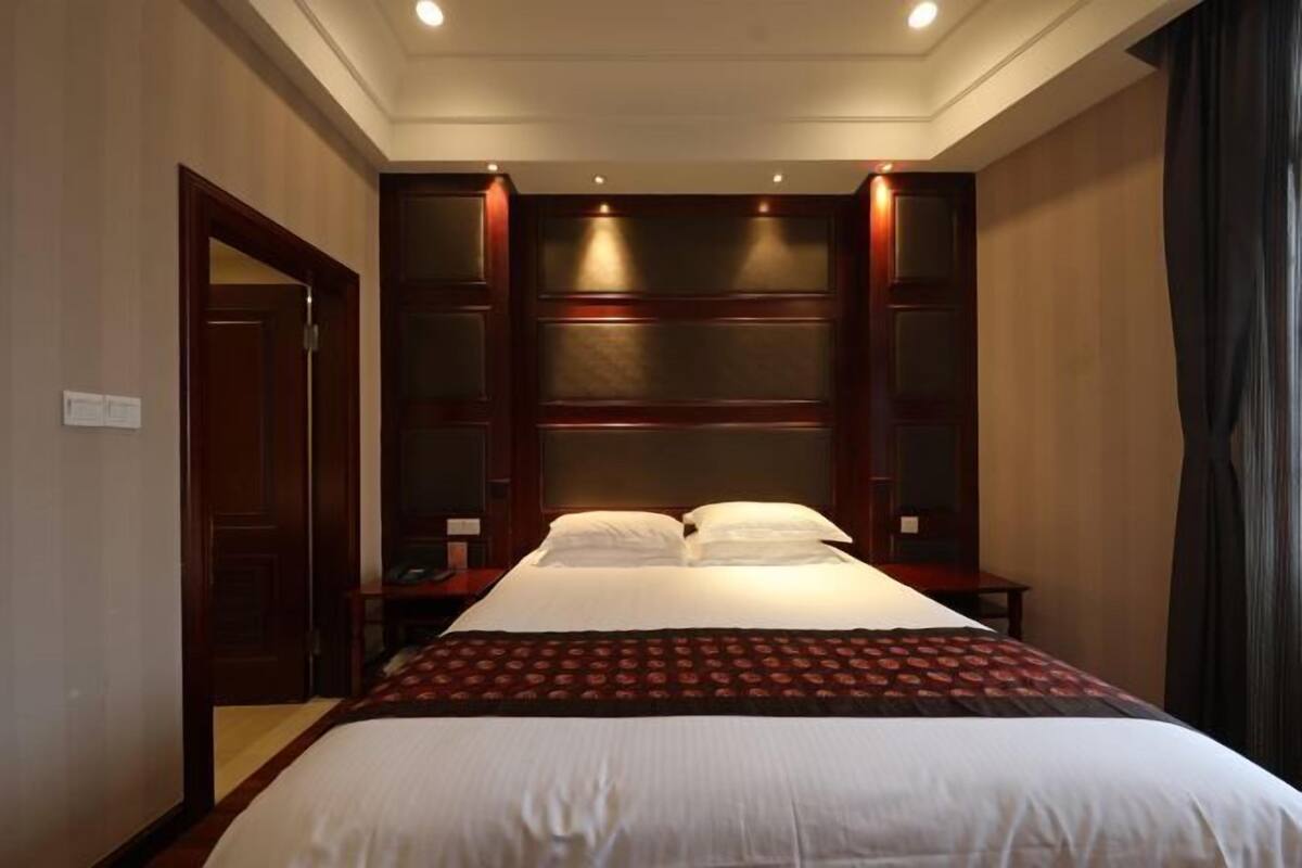 Minibar, in-room safe, desk, blackout drapes
