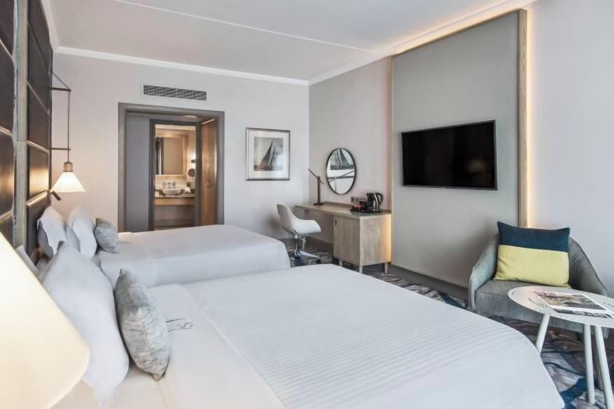 Bộ đồ giường kháng dị ứng, minibar, két bảo mật tại phòng, bàn 