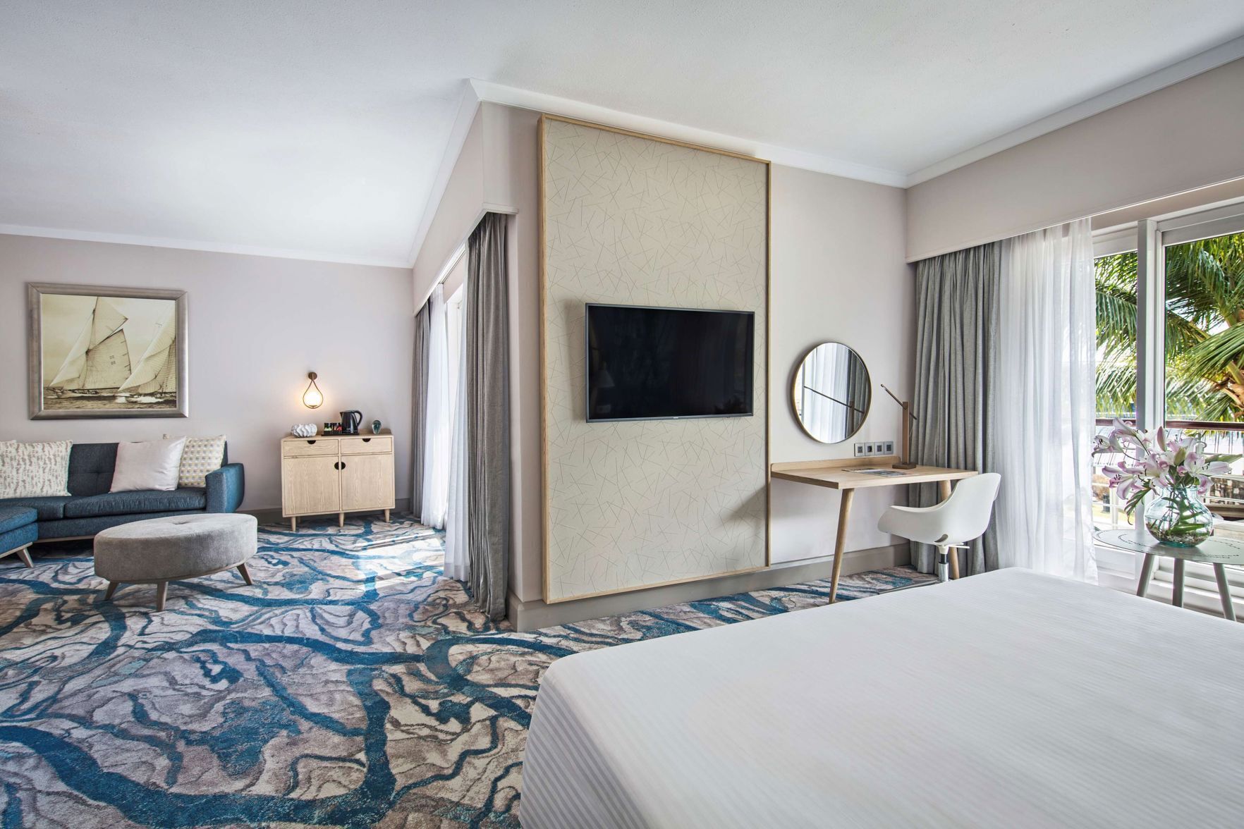 Bộ đồ giường kháng dị ứng, minibar, két bảo mật tại phòng, bàn 