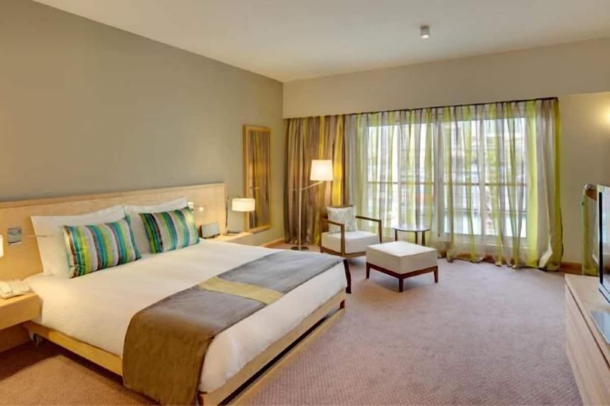 Hypo-allergenic bedding, minibar, in-room safe, desk