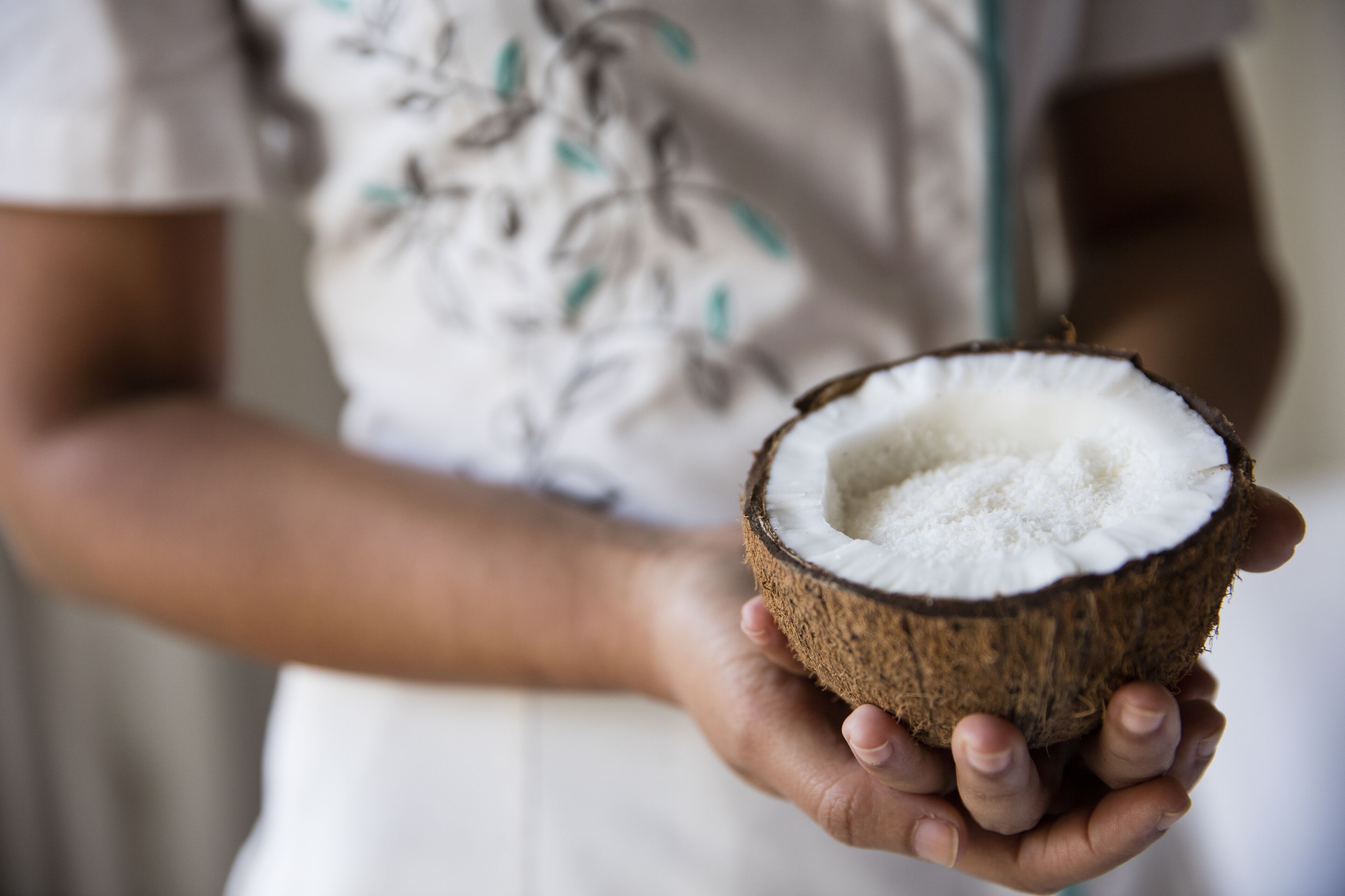 Una persona sosteniendo un coco.