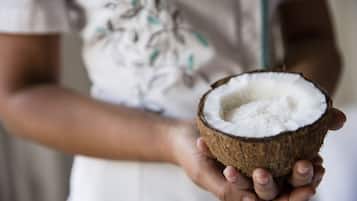 Una persona sosteniendo un coco.