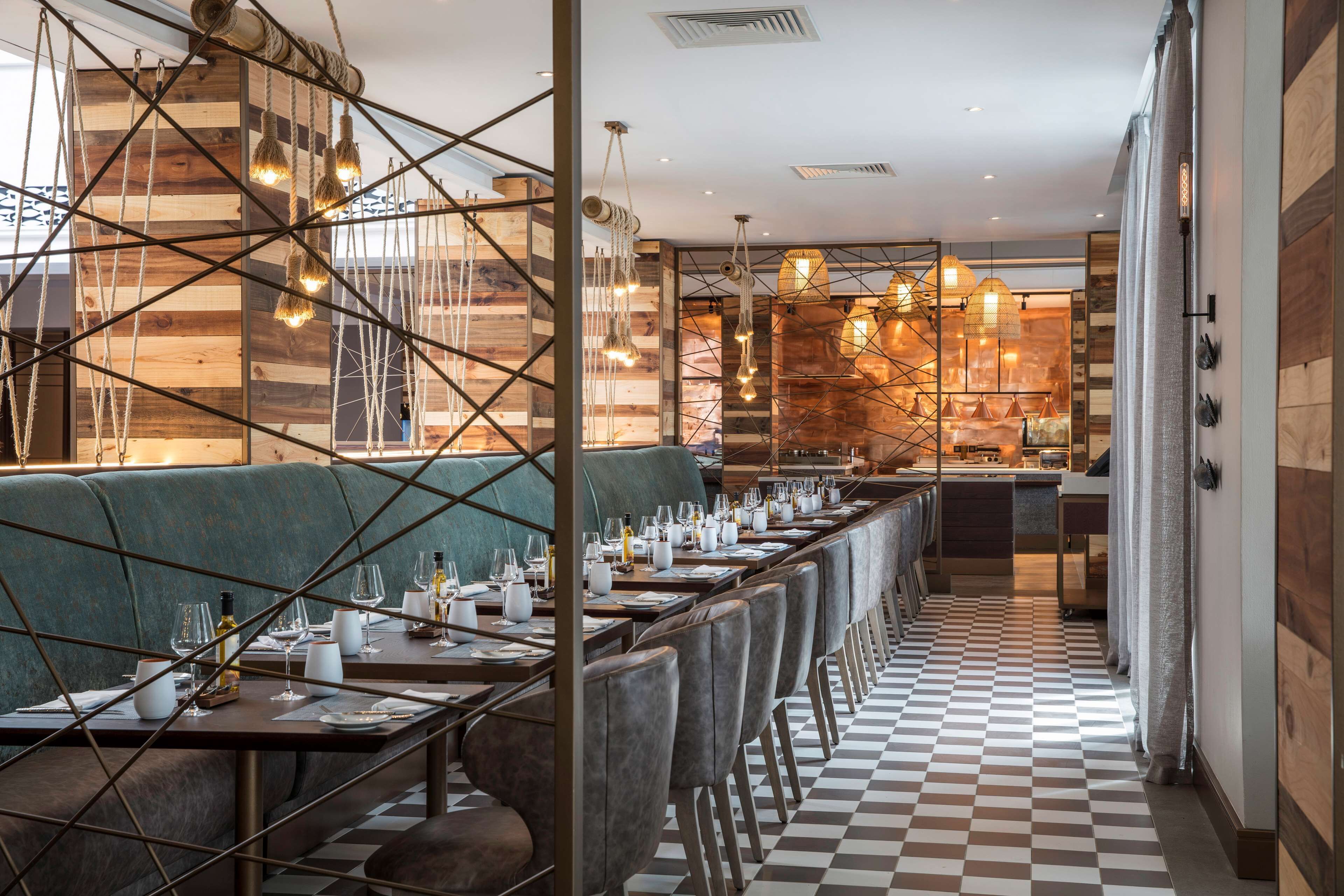 2 restaurants, breakfast, lunch, dinner served; seafood