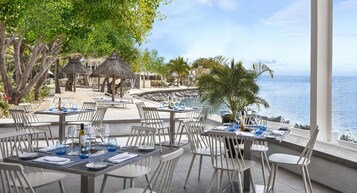 2 restaurantes; se sirve desayuno, almuerzo y cena; mariscos