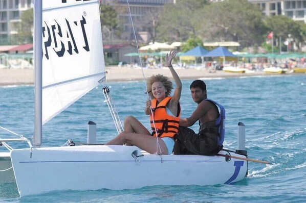 A sailboat with a visible logo on the sail. - Fame Residence Göynük - All Inclusive (Kemer)