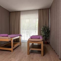 Salas de tratamiento para parejas, un sauna, baño turco