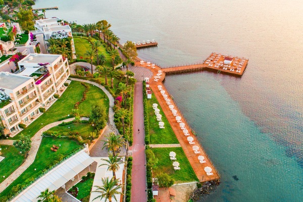 Private beach, beach cabanas, sun loungers, beach umbrellas