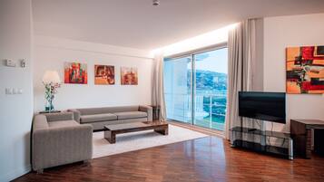 Una sala de estar moderna con un sofá, una mesa de centro y un mueble para la televisión.