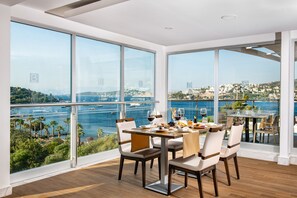 3 restaurants, dinner served, seafood