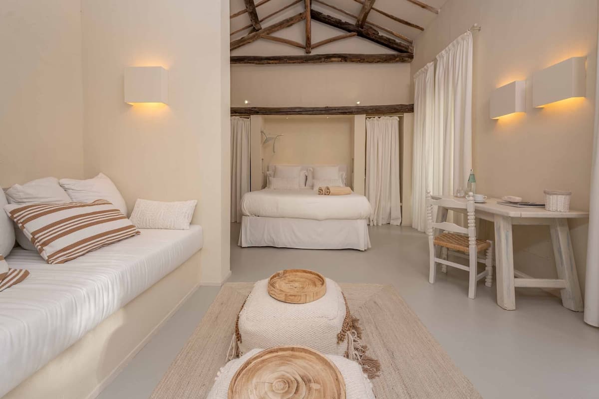 executive junior suite | 1 bedroom, premium bedding, pillow-top beds, minibar