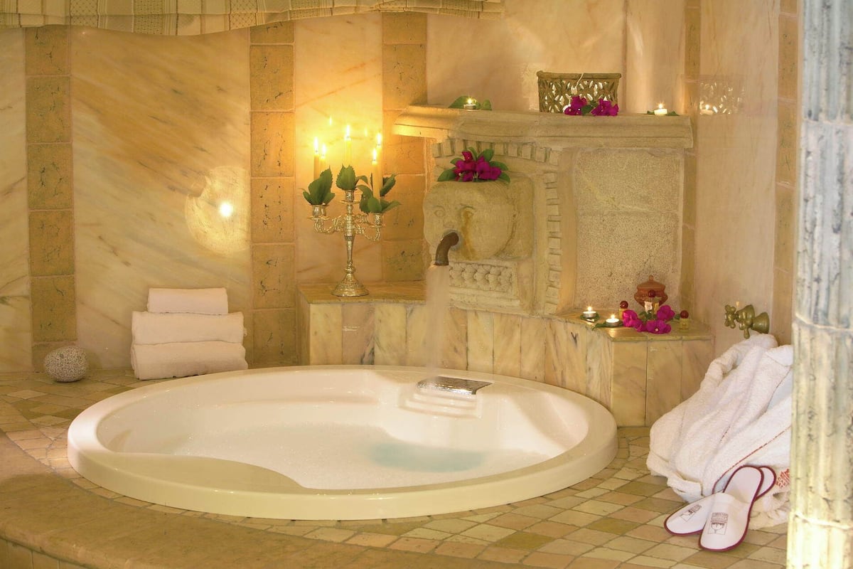 Junior Suite Deluxe | Badkamer | Een douche, gratis toiletartikelen, een haardroger, een bidet