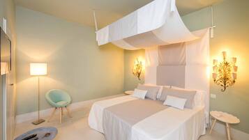 Deluxe suite | Luxe beddengoed, pillowtop-bedden, een minibar, een kluis op de kamer