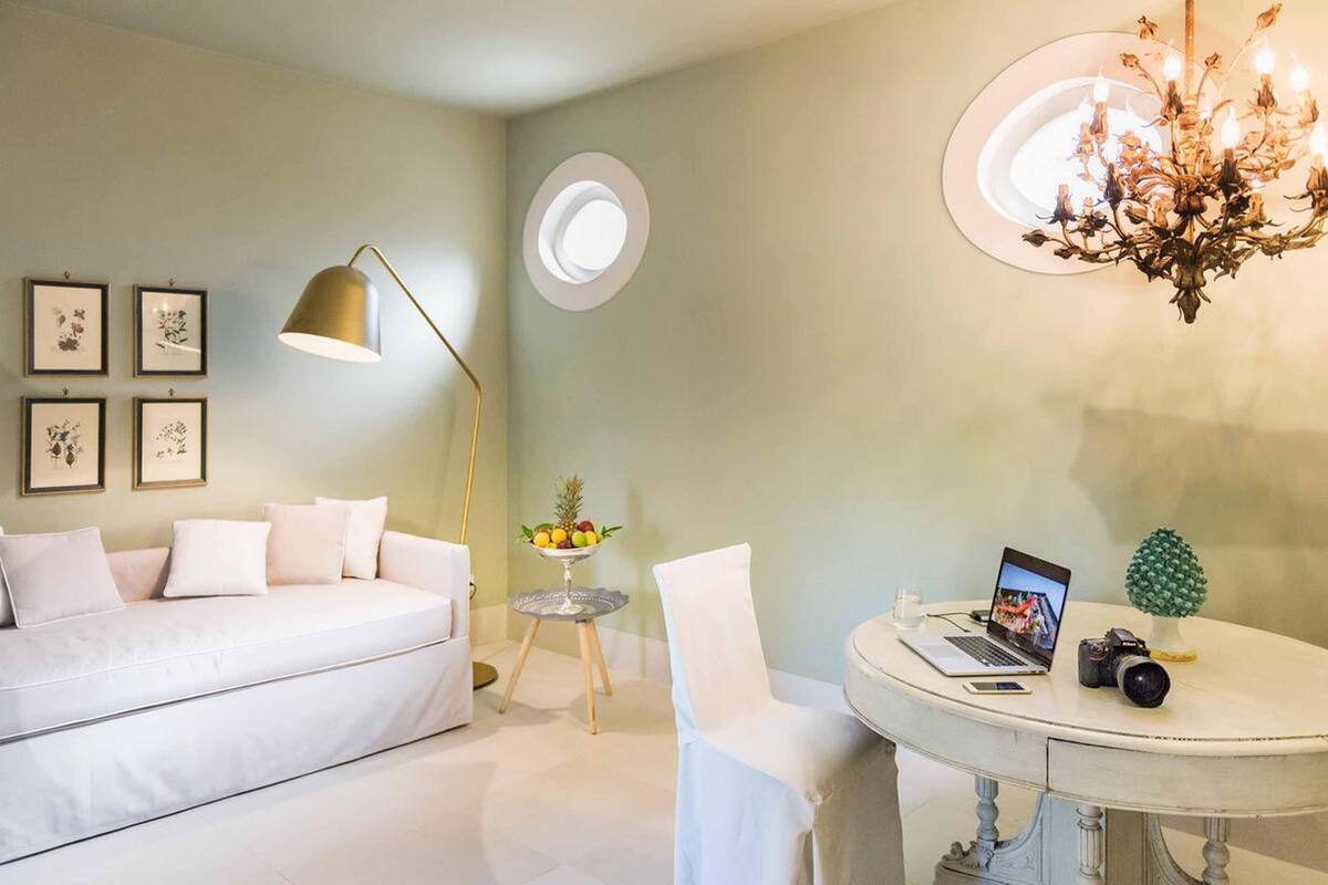 Suite – deluxe | Oppholdsområde | En 43-tommers TV med Parabol-TV