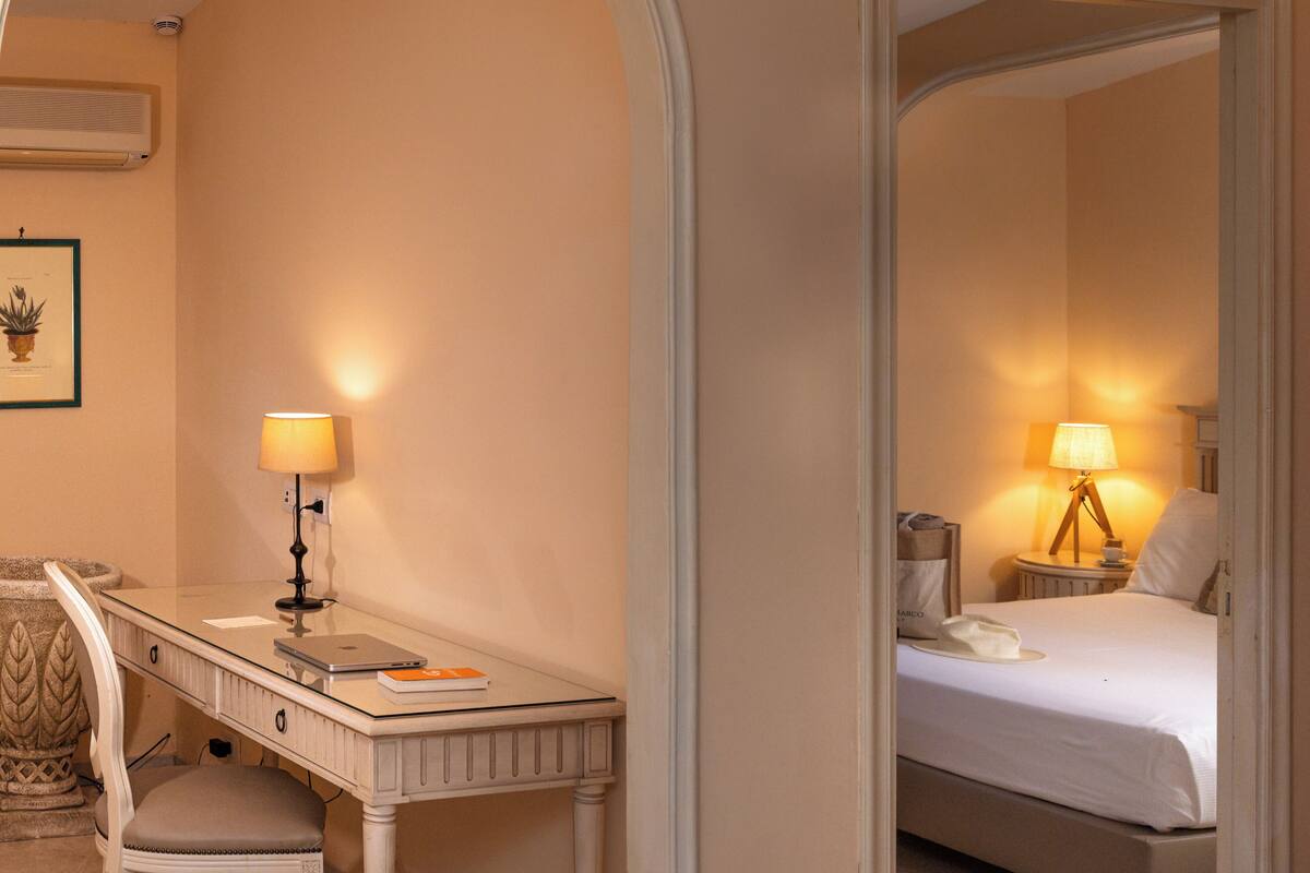 Double Room - Disability Access | Oppholdsområde | En 43-tommers TV med Parabol-TV
