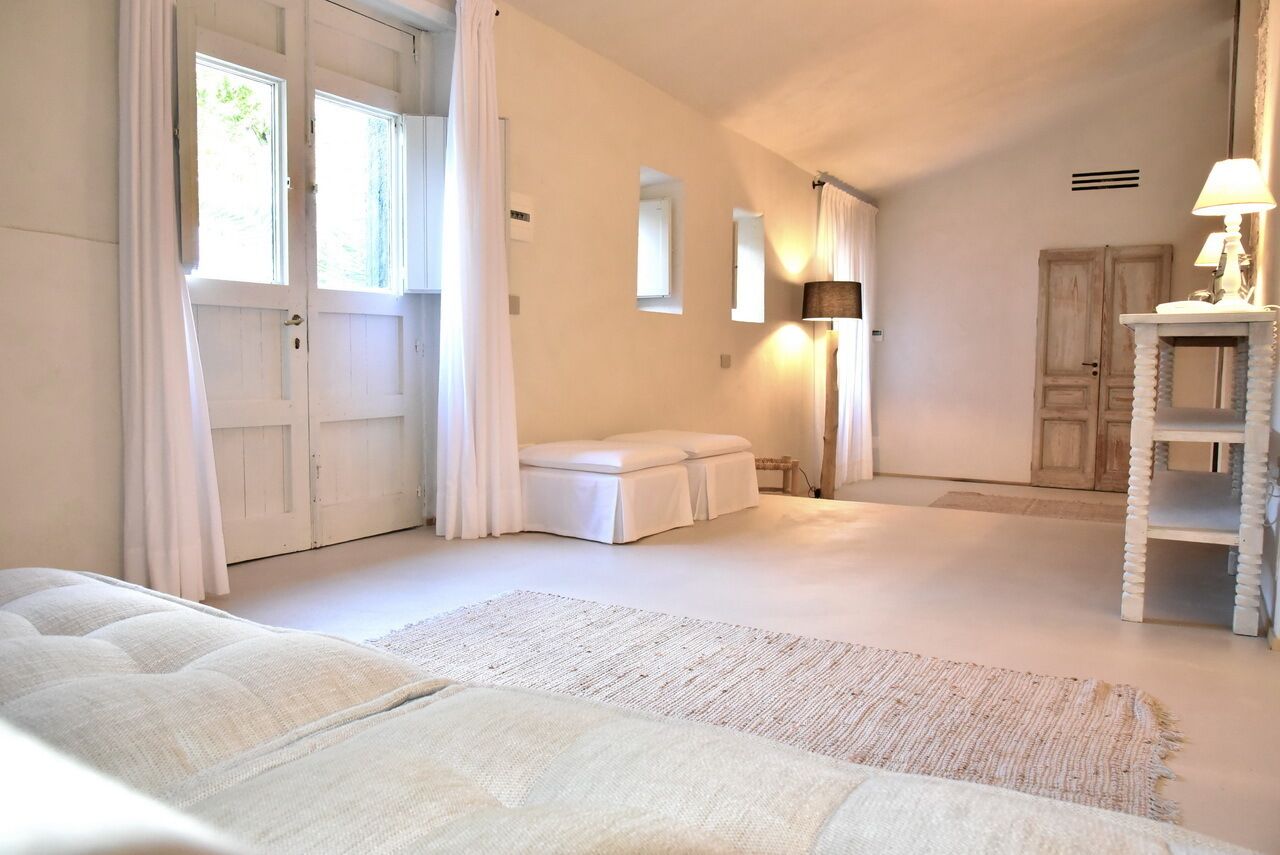 grand suite vinarium | living area | 43-inch tv with satellite channels