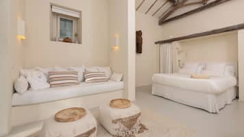 Executive Junior Suite | 1 kamar tidur, seprai premium, bantalan ekstra lembut, dan minibar