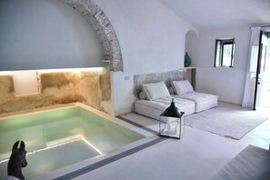 Grand Suite Vinarium | Ylelliset vuodevaatteet, pillowtop-patjalliset sängyt, minibaari