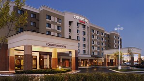 A Courtyard by Marriott hotel with a convention center and multiple floors. - Courtyard by Marriott Toronto Brampton (Brampton)