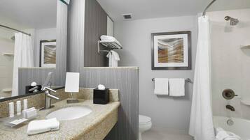 Ducha y bañera combinadas y artículos de higiene personal gratuitos