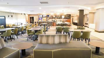 Se sirven desayunos y cenas, cocina americana