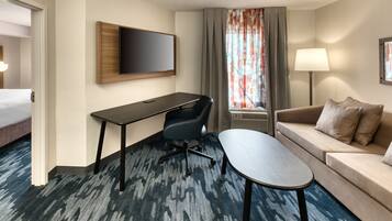 Ropa de cama de alta calidad, escritorio y cortinas blackout